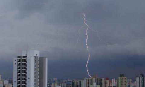 Média anual de raios deve subir de 77,8 para 100 milhões no Brasil